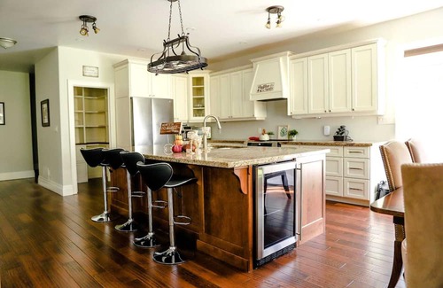 Innisfil Cabaña | Large Innisfil Lakeview Cottage with a Sauna and steps to Lake Simcoe
