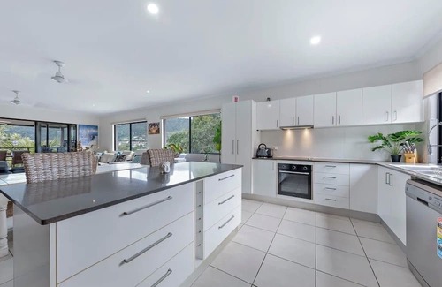 Cannonvale Casa | Coastal Elegance , Gateway to the Whitsundays -per friendly– Min 3-Month Stay