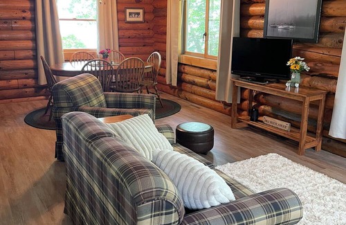 Turtle Lake Cabina | Cozy lakeside log cabin on Horseshoe Lake with year-round fishing & WiFi