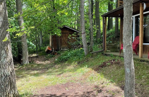 Turtle Lake Cabina | Cozy lakeside log cabin on Horseshoe Lake with year-round fishing & WiFi