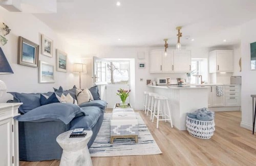 North Berwick Cabaña | Coastal Cottage in North Berwick with Garden & Golf Course Views
