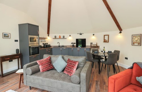 Cribyn Cabaña | Y CWLWM - THE CELTIC KNOT, pet friendly, with a garden in Lampeter