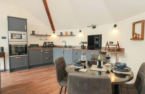 Cribyn Cabaña | Y CWLWM - THE CELTIC KNOT, pet friendly, with a garden in Lampeter