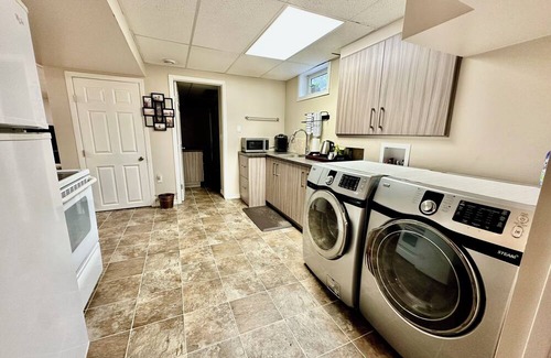 St. Albert Casa | Beautiful Suite with Fenced yard + in suite Kitchen and Laundry