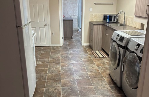 St. Albert Casa | Beautiful Suite with Fenced yard + in suite Kitchen and Laundry