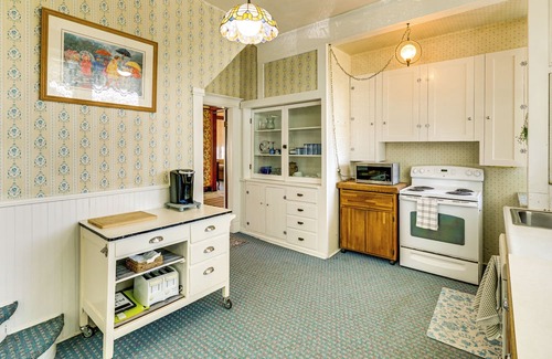 West Clarkston-Highland Casa | 2 Mi to River: Historic Clarkston Home w/ Views!