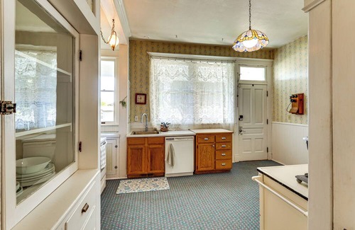 West Clarkston-Highland Casa | 2 Mi to River: Historic Clarkston Home w/ Views!