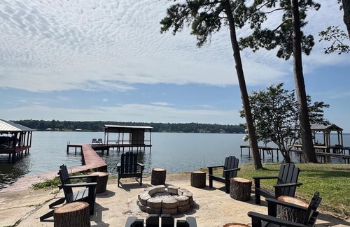 Flint Casa | The Cozy Sabbath Lakefront