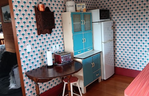 Port Waikato Cabaña | Cosy retreat at Port Waikato with amazing sunsets and river views