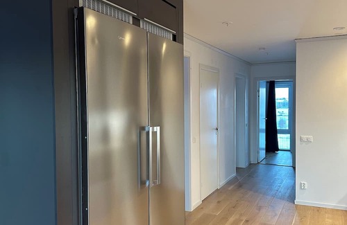 Orebro Apartamento | ✨ Modern lyxlägenhet 78 kvm 2 balkonger Golfutsikt AC & 70” TV ✨