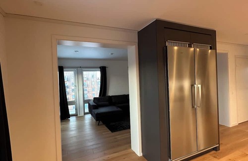 Orebro Apartamento | ✨ Modern lyxlägenhet 78 kvm 2 balkonger Golfutsikt AC & 70” TV ✨