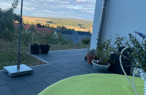 Oberelsbach Apartamento | Apartment 'Am Rothen Hang' with Mountain View, Private Terrace and Wi-Fi