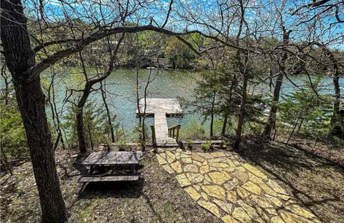 La Cygne Cabina | Ember Lake Retreat LakeFront Getaway LaCygne