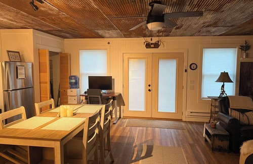 La Cygne Cabina | Ember Lake Retreat LakeFront Getaway LaCygne