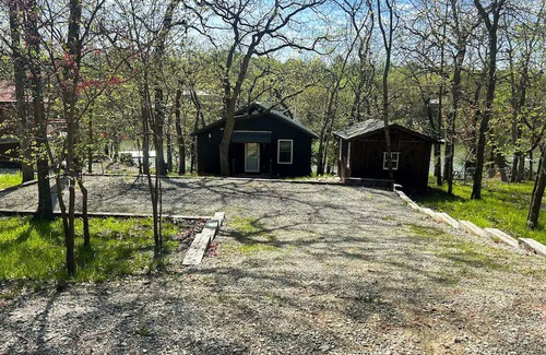 La Cygne Cabina | Ember Lake Retreat LakeFront Getaway LaCygne