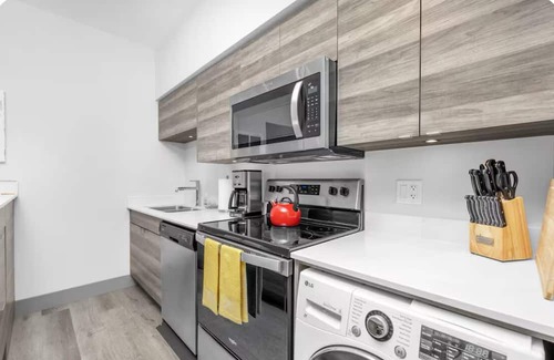 Vernon Complejo | Lakeview King Studio Suite with Full Kitchen – $2,000/Month Rental in Vernon, BC