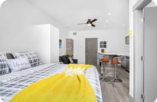 Vernon Complejo | Lakeview King Studio Suite with Full Kitchen – $2,000/Month Rental in Vernon, BC