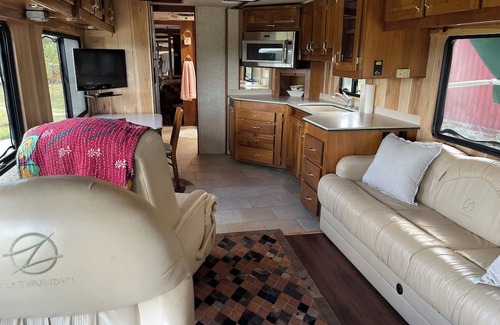 English Casa | Cozy motor home in Adorable English with all amenities inside and out!