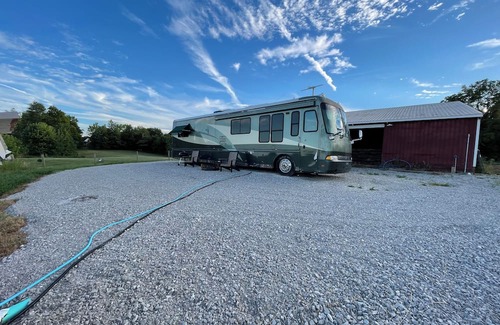 English Casa | Cozy motor home in Adorable English with all amenities inside and out!