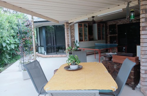 Collingwood Park Villa | All comfort single bedroom in villa, morning coffee, relax, go shopping in Malls