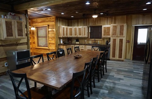 Henlawson Cabina | 6-Bedroom Master Deluxe, 5.5-Bath Log Cabin with Theater Room