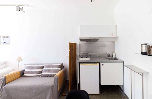 Pentakomo Apartamento | Eupnea | Studio Apartment, Art by PraXis Apartments