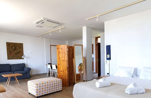 Pentakomo Apartamento | Eutopia | Superior Studio, Art by PraXis Apartments