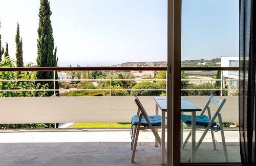 Pentakomo Apartamento | Eutopia | Superior Studio, Art by PraXis Apartments