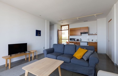 Pentakomo Apartamento | Eurythmia | One-Bedroom Apartment, Art by PraXis Apartments