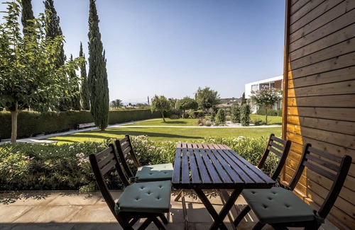 Pentakomo Apartamento | Euphonia | One-Bedroom Apartment, Art by PraXis Apartments