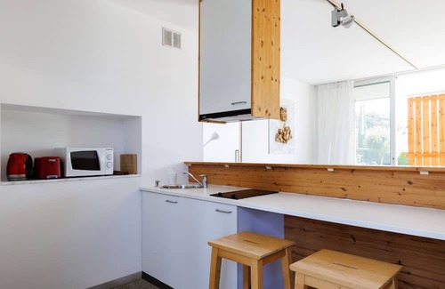 Pentakomo Apartamento | Eunoia | One-Bedroom Apartment, Art by PraXis Apartments