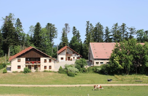 Arc-sous-Cicon Casa | Gîte l'Essentiel, farmhouse group accommodation with spa and sauna, playground