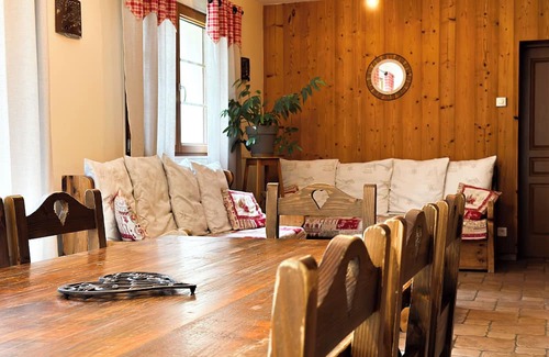 Arc-sous-Cicon Casa | Gîte l'Essentiel, farmhouse group accommodation with spa and sauna, playground
