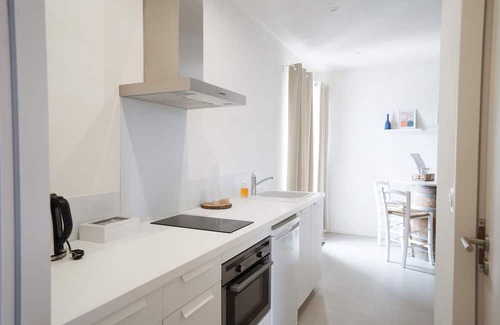 La Bastide-Clairence Cama Y Desayuno | Bed and Breakfast 'Maison Perbos 1556 - Itsasoa' with Mountain View, Wi-Fi and Air Conditioning