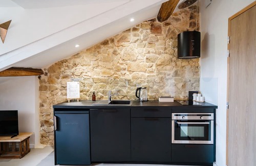 La Bastide-Clairence Cama Y Desayuno | Guest Room 'Maison Perbos 1556 - Cancha' with Shared Pool, Wi-Fi and Air Conditioning