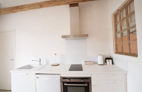 La Bastide-Clairence Cama Y Desayuno | Guest Room 'Maison Perbos 1556 - Cancha' with Shared Pool, Wi-Fi and Air Conditioning