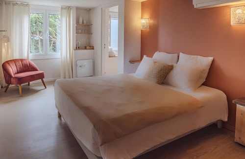 La Bastide-Clairence Cama Y Desayuno | Bed and Breakfast 'Maison Perbos 1556 - Lurra' with Shared Pool, Wi-Fi and Air Conditioning