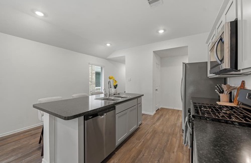Spring Casa | Fully furnished with utilities, 3 bedrooms close to IAH airport, pets welcome!
