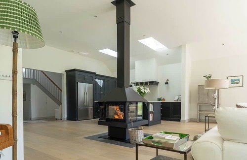 South Cadbury Casa | Luxury, architect designed 7 bedroom barn conversion in idyllic rural setting.