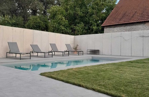 Parndorf Casa | The Moment Luxury Suites- Parndorf, Modern house in Parndorf with garden & pool