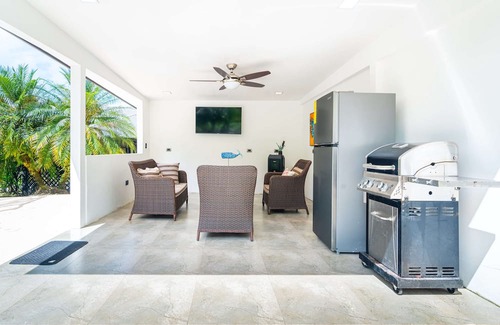 Golfito Casa | Golfito Luxury + Privacy-Located less than 5 minutes from the airport, grocery stores