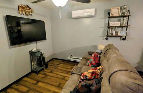 Howard Casa | Charming 2-bedroom house in Blanchard with AC