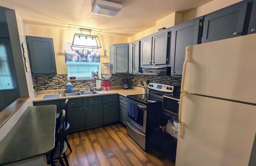 Howard Casa | Charming 2-bedroom house in Blanchard with AC
