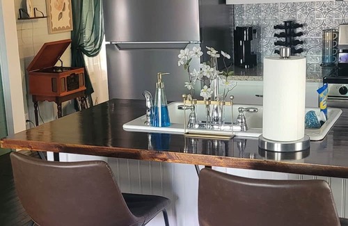 Centreville Apartamento | Charming old country store style residence in the town of Brent, Alabama.