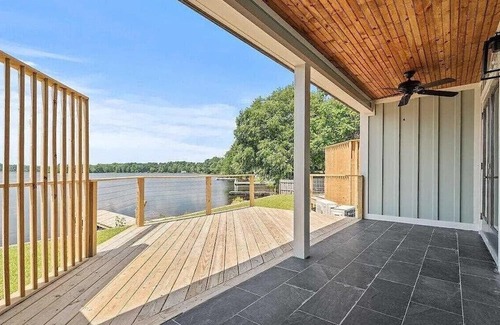 Hartsville Condominio | Lakefront Paradise!