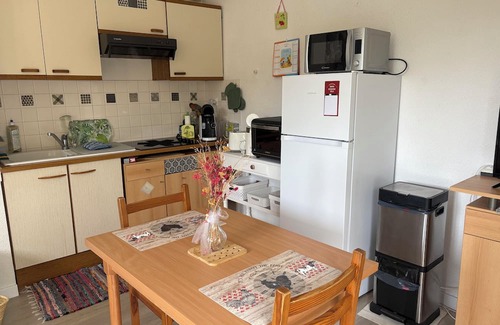 Eugenie-les-Bains Apartamento | 400 meters from the thermal baths, lovely, quiet studio with balcony not overlooked.