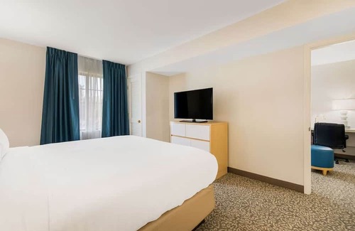 Arrowood Hotel | 4 Extended-Stay Suites Near Charlotte Douglas Airport & Carowinds Amusement Park