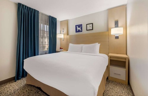 Arrowood Hotel | Relax in 4 Family Suites Near Attractions Like NASCAR Hall for Extended Stays