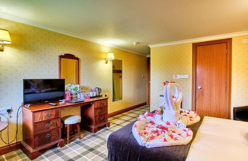 Tyndrum Hotel | Mountain Retreat + Indoor Games, Breakfast, Gardens & Easy Access to Loch Lomond