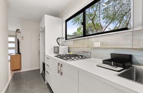 Bomaderry Apartamento | Bright 1-Bed Apartment with Garden Views